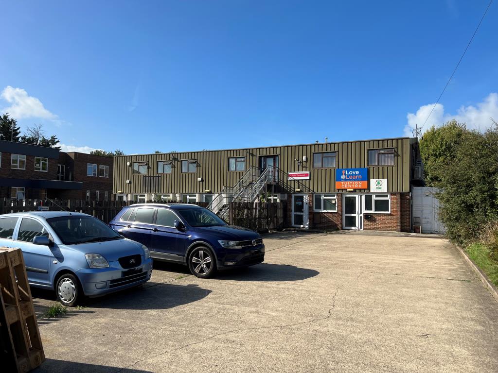 Lot: 5 - PARTIALLY OCCUPIED MIXED FREEHOLD INVESTMENT OPPORTUNITY -